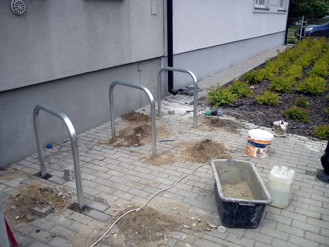 Radom. Stojak rowerowy Niepubliczny Zakład Opieki Zdrowotnej﻿ Polmedic ul. Okulickiego 58/70﻿