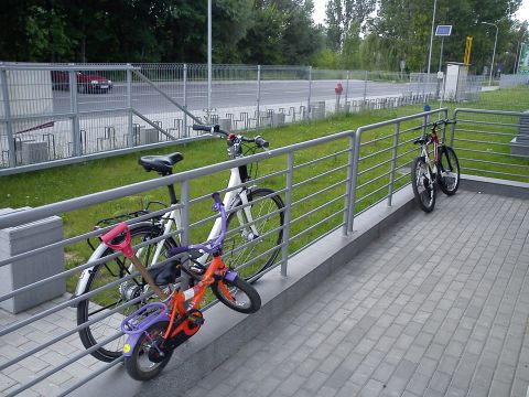 Radom. Wyrwikółka w tle, za stojak służy barierka Radom. Wyrwikółka w tle, za stojak służy barierka