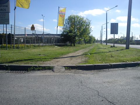 Radom. Ułatwienie rowerowe przy sklepie Selgros Radom. Ułatwienie rowerowe przy sklepie Selgros