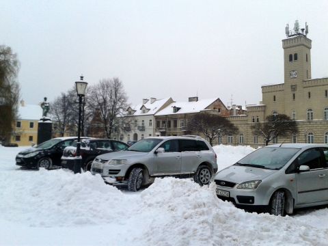 Radom. Rynek Miasta Kazimierzowskiego zamieniony na nielegalny parking Radom. Rynek Miasta Kazimierzowskiego zamieniony na nielegalny parking