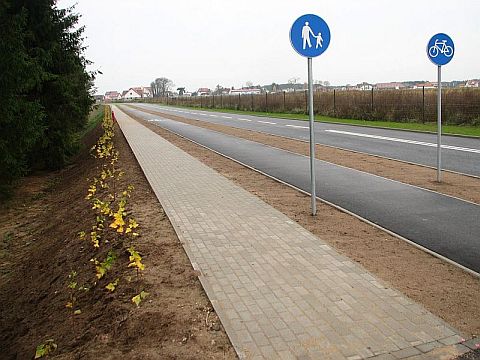 Olsztyn. Droga rowerowa przy ulicy Lotniczej. Wygrodzenia zastąpiono krzakami