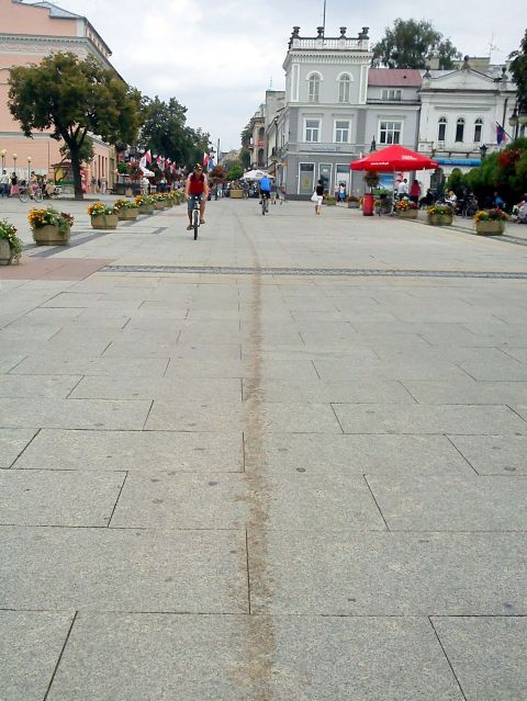 Radom. Poplamiony odlejem samochodowym deptak