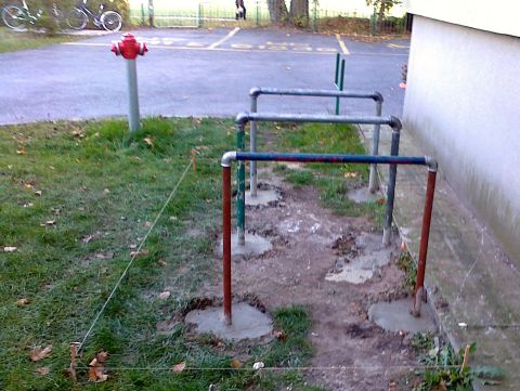 Radom. Stojaki przed Domem Pomocy Społecznej Weterana Walki i Pracy