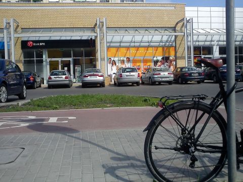 Radom. Centrum Handlowye Vis a vis bez stojaków rowerowych