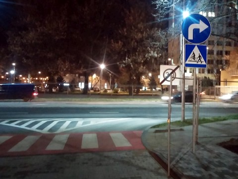 Radom. Skrzyżowanie wokoł sklepu Aldik Radom. Skrzyżowanie wokoł sklepu Aldik