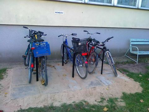 Radom. Stojaki przed Domem Pomocy Społecznej Weterana Walki i Pracy