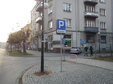 Radom. Stojaki rowerowe jako zapory przeciwsamochodowe