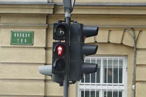Lublana. Wyświetlacz pokazujący ile sekund pozostało do zapalenie się zielonego światła dla pieszych Lublana. Wyświetlacz pokazujący ile sekund pozostało do zapalenie się zielonego światła dla pieszych