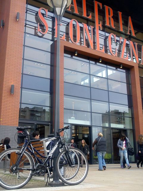 Radom. Stojaki przed Galerią Słoneczną Radom. Stojaki przed Galerią Słoneczną