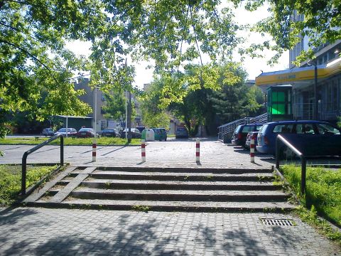 Radom. Słupki uniemożliwiające parkowanie i blokadę zjazd wózków dziecięcych przy BGŻ Radom. Słupki uniemożliwiające parkowanie i blokadę zjazd wózków dziecięcych przy BGŻ