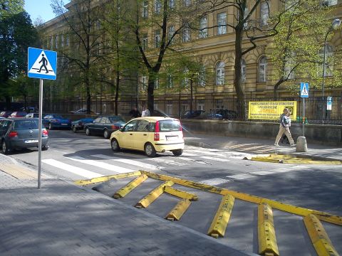 Warszawa. Obszar wyłączony z ruchu na ulicy Noakowskiego Warszawa. Obszar wyłączony z ruchu na ulicy Noakowskiego