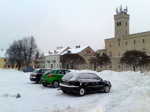 Radom. Rynek Miasta Kazimierzowskiego zamieniony na nielegalny parking Radom. Rynek Miasta Kazimierzowskiego zamieniony na nielegalny parking