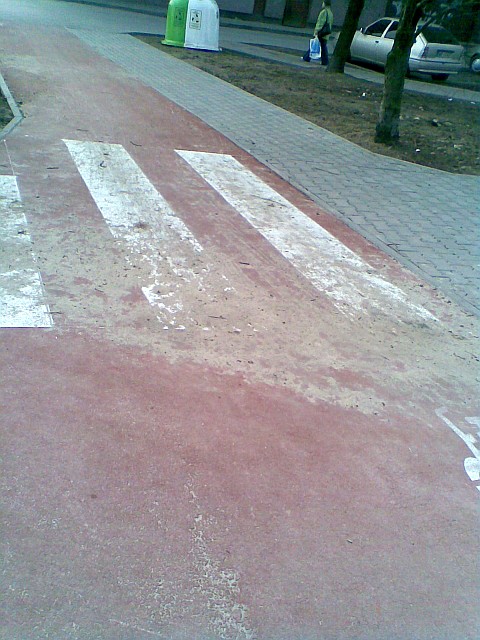 Piasek i brud na drodze dla rowerów - Radom, ul. Grzecznarowskiego Piasek i brud na drodze dla rowerów - Radom, ul. Grzecznarowskiego