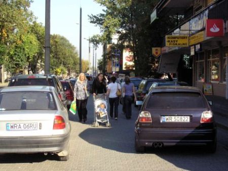 Radom. Parkowanie na chodniku