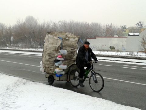 Radom. Ulica Szarych Szeregów, rower dostawczy w akcji