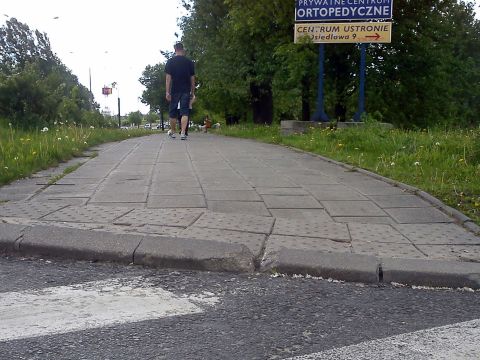 Radom. Niewidzialne infrastruktura rowerowa - wystarczy tylko skuć kawałek krawężnika Radom. Niewidzialne infrastruktura rowerowa - wystarczy tylko skuć kawałek krawężnika