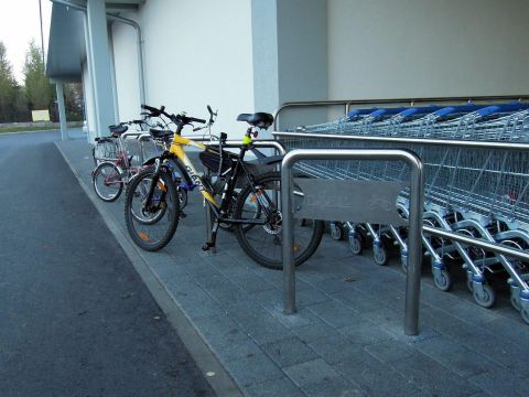Warszawa. Stojaki rowerowe przed sklepm Lidl