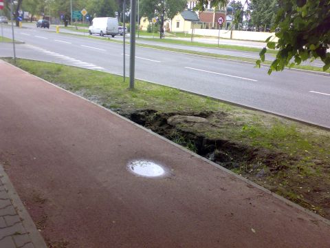 Radom. Ul. Warszawska, zapadnięta droga rowerowa Radom. Ul. Warszawska, zapadnięta droga rowerowa