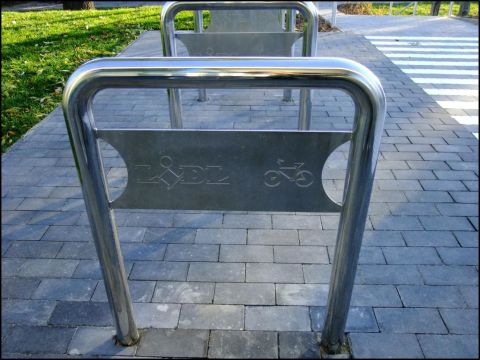 Lublin. Stojaki rowerowe przed sklepm Lidl