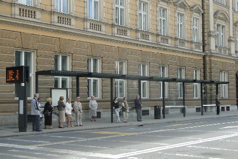 Lublana. Popularny przystanek - warto zaznaczyć, że tablice elektroniczne i parkomaty są zasilane bateriami słonecznymi Lublana. Popularny przystanek - warto zaznaczyć, że tablice elektroniczne i parkomaty są zasilane bateriami słonecznymi