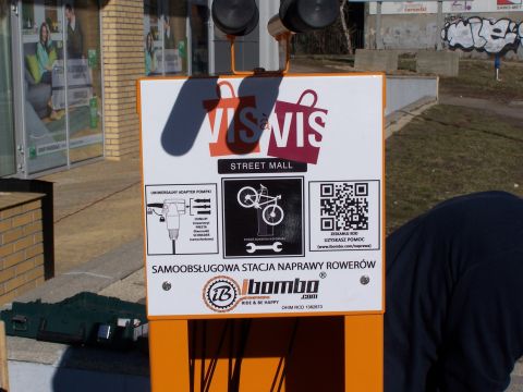 Radom. Pierwsza publiczna stacja naprawy rowerów IBOMBO. Fundator: Vis a vis, ul. Chrobrego