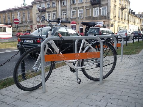 Radom. Nowe stojaki rowerowe przed Galerią na Murach Radom. Nowe stojaki rowerowe przed Galerią na Murach
