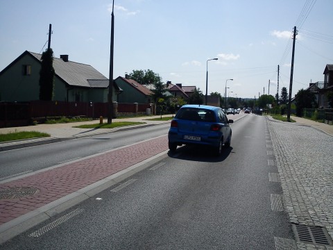 Puławy. Wyniesiony pas dzielący przeciwne kierunki ruchu Puławy. Wyniesiony pas dzielący przeciwne kierunki ruchu
