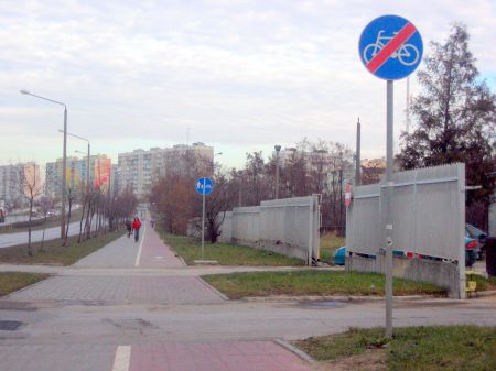 Radom. Nieistniejace już oznakowanie na ul. Chrobrego Radom. Nieistniejace już oznakowanie na ul. Chrobrego