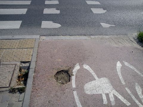 Radom. Załatany ziemią droga dla rowerów na al. Grzecznarowskiego