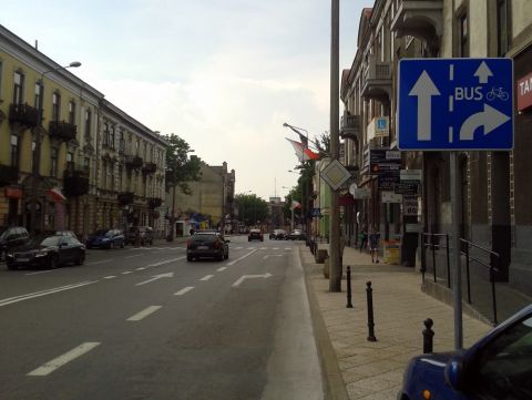 Radom. Ulica Traugutta, rower i autobus na wprost Radom. Ulica Traugutta, rower i autobus na wprost