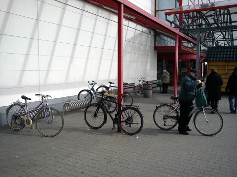 Radom. Parking rowery przed M1 - marzec 2012