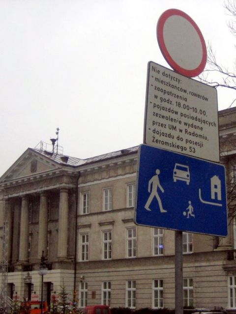 Radom. Wjazd na ul. Żeromskiego przy Łaźni Radom. Wjazd na ul. Żeromskiego przy Łaźni