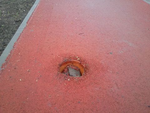 Radom. Ul. Warszawska, fuszerki na drodze rowerowej