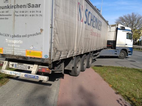 Radom. TiR niszczy drogę rowerową Radom. TiR niszczy drogę rowerową