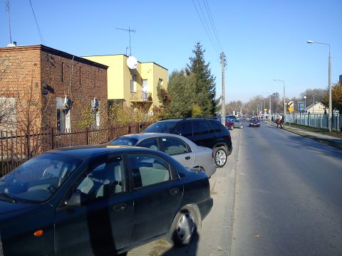 Radom. Chodnik na ul. Dębowej zastawiony samochodami Radom. Chodnik na ul. Dębowej zastawiony samochodami