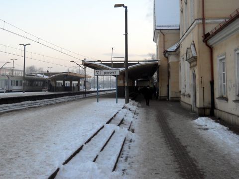 Grodzisk Mazowiecki. Dwustopniowy peron na stacji kolejowej Grodzisk Mazowiecki. Dwustopniowy peron na stacji kolejowej