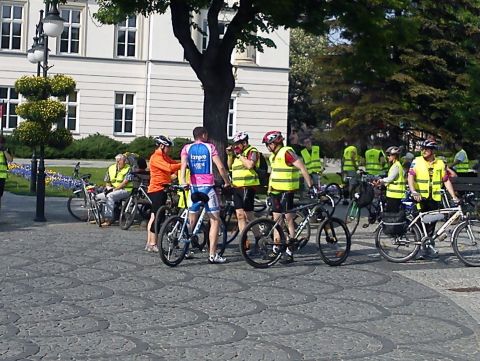 Radom. Co robią rowerzyści z kamizelkami otrzymanymi od policjantów? Chowają je do plecaków! Radom. Co robią rowerzyści z kamizelkami otrzymanymi od policjantów? Chowają je do plecaków!