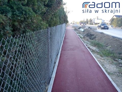 Radom. Ogrodzenie w skrajni drogi dla rowerów Radom. Ogrodzenie w skrajni drogi dla rowerów