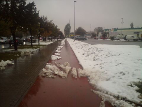 Radom. Droga rowerowa w śniegu Radom. Droga rowerowa w śniegu