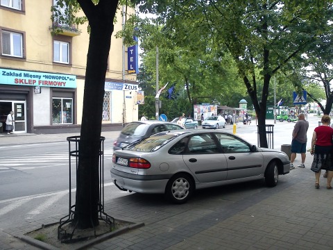 Radom. Gazony znów przesunięte, ul. Traugutta Radom. Gazony znów przesunięte, ul. Traugutta