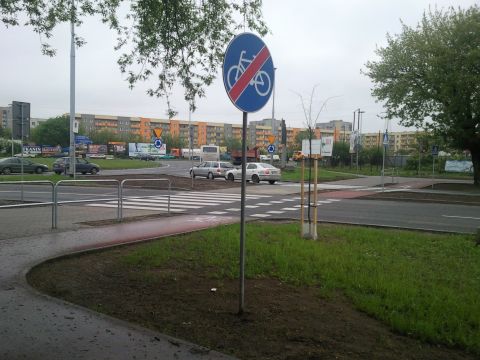 Radom. Ul. Warszawska, fuszerki na drodze rowerowej