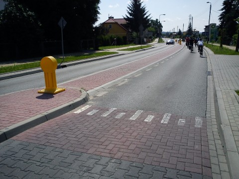 Puławy. Wyniesiony pas dzielący przeciwne kierunki ruchu Puławy. Wyniesiony pas dzielący przeciwne kierunki ruchu