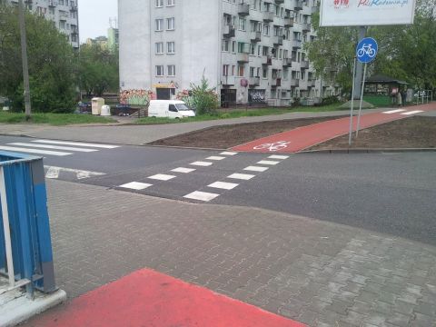 Radom. Ul. Warszawska, fuszerki na drodze rowerowej