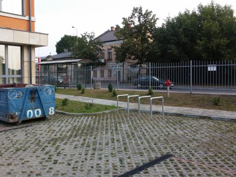 Radom. Stojaki rowerowe, Sanepid, Okulickiego Radom. Stojaki rowerowe, Sanepid, Okulickiego